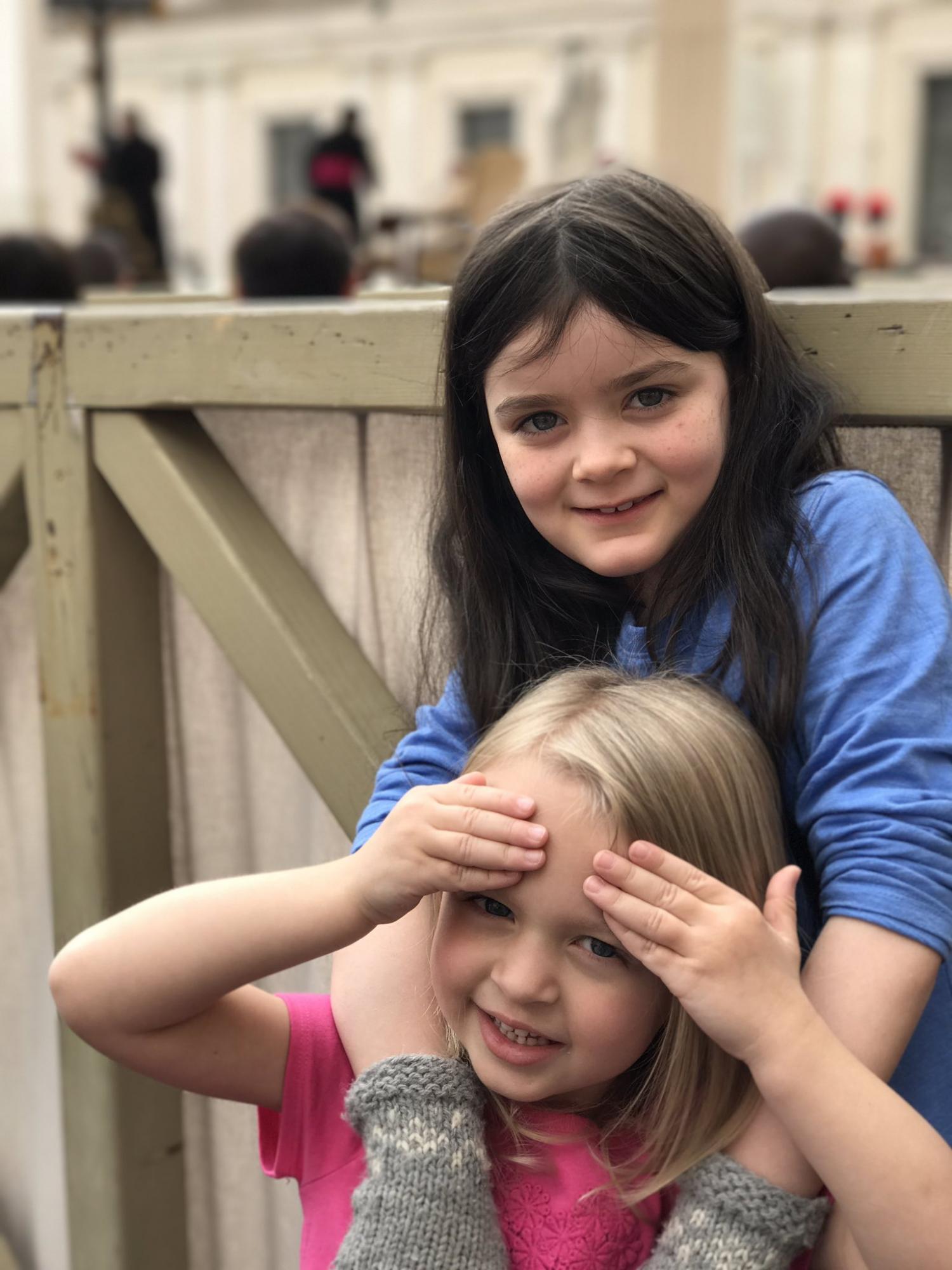 Девочка "украла" шапочку у Папы Римского, пока целовала его в щеку