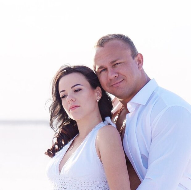 В Киеве водитель-качок с битой накинулся на молодую семью посреди дороги: видео инцидента