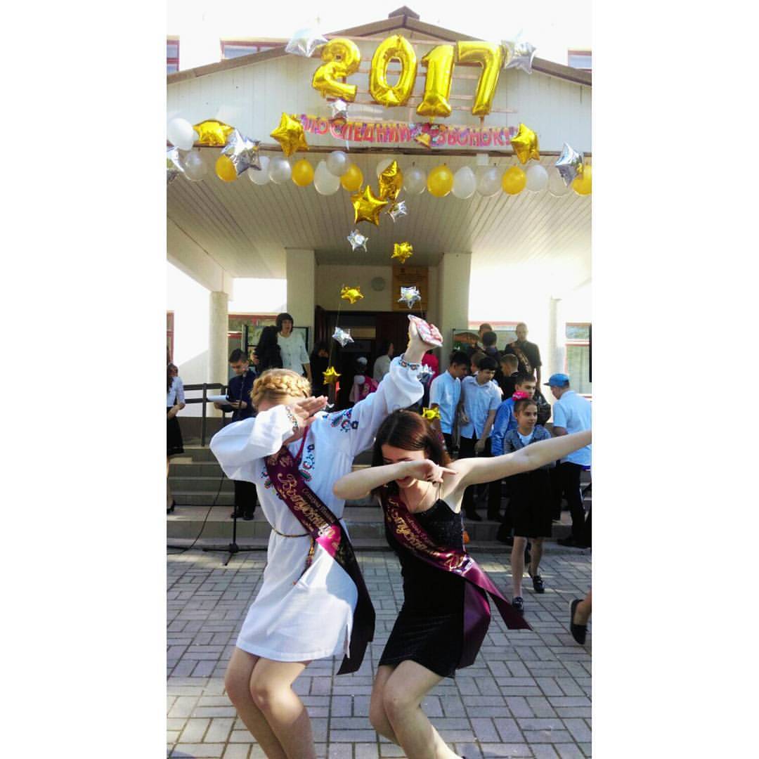 Крымчанка в знак протеста пришла на выпускной в вышиванке