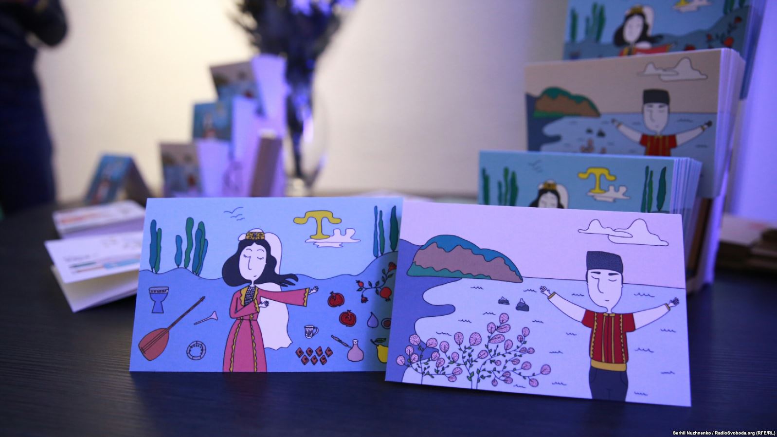 "А у россиян - пилотки и танчики": украинские художники создали серию милых открыток о Крыме