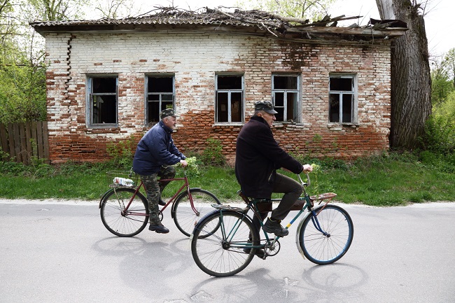Дома с черными "окнами-глазницами" и провалившимися крышами в Чернобыльской зоне отчуждения 