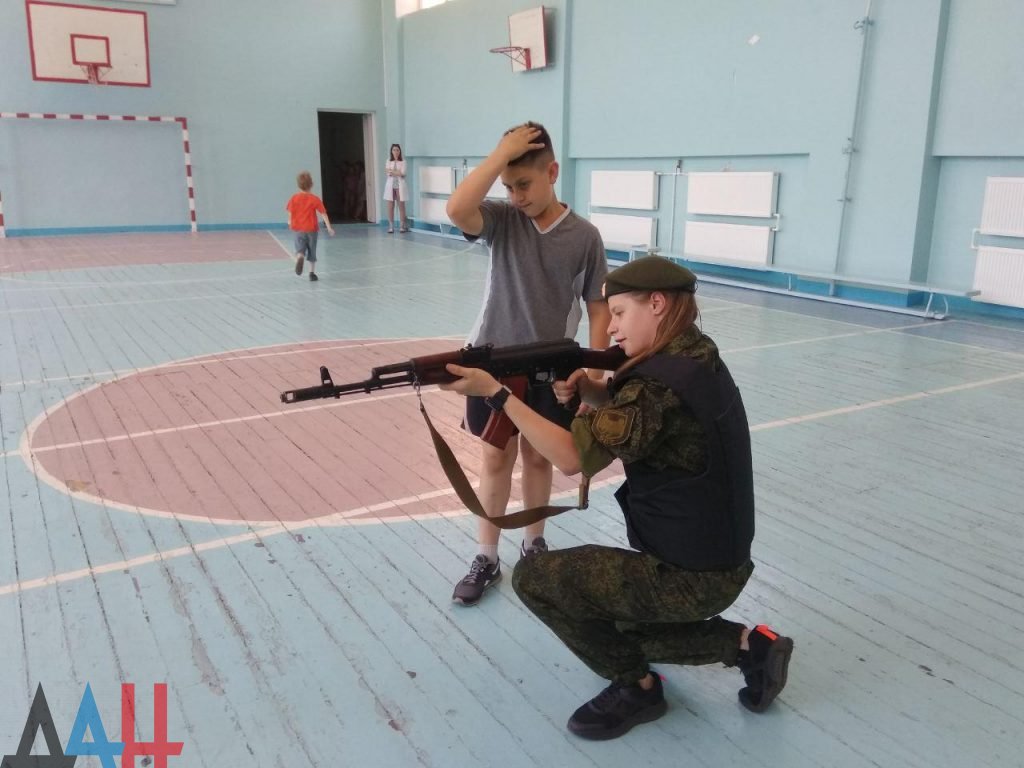 У донецькій школі бойовики вчать дітей збирати автомати (фото)