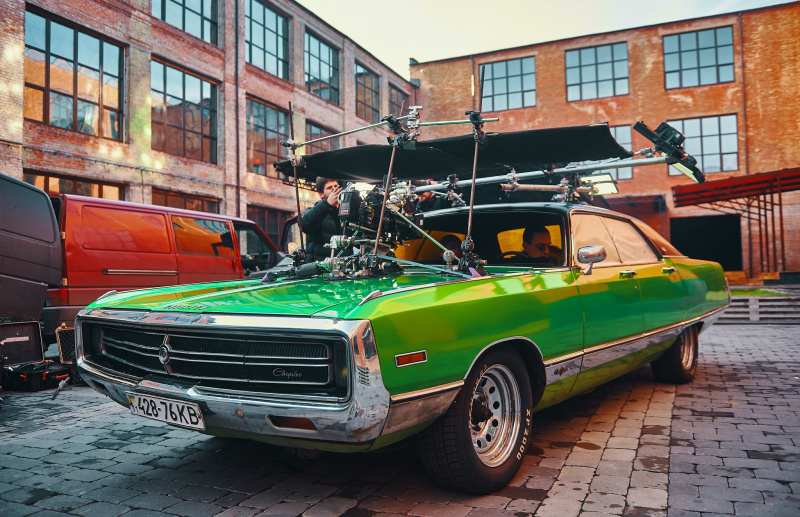 "Данина музиці та естетиці": MONATIK показав вражаючі фото зі зйомок нового кліпу