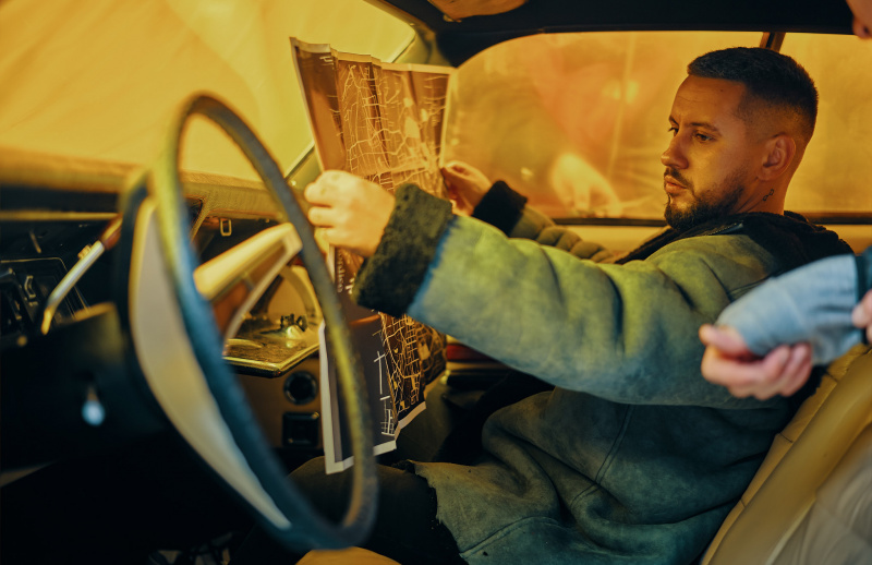 "Данина музиці та естетиці": MONATIK показав вражаючі фото зі зйомок нового кліпу