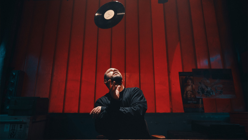 "Данина музиці та естетиці": MONATIK показав вражаючі фото зі зйомок нового кліпу