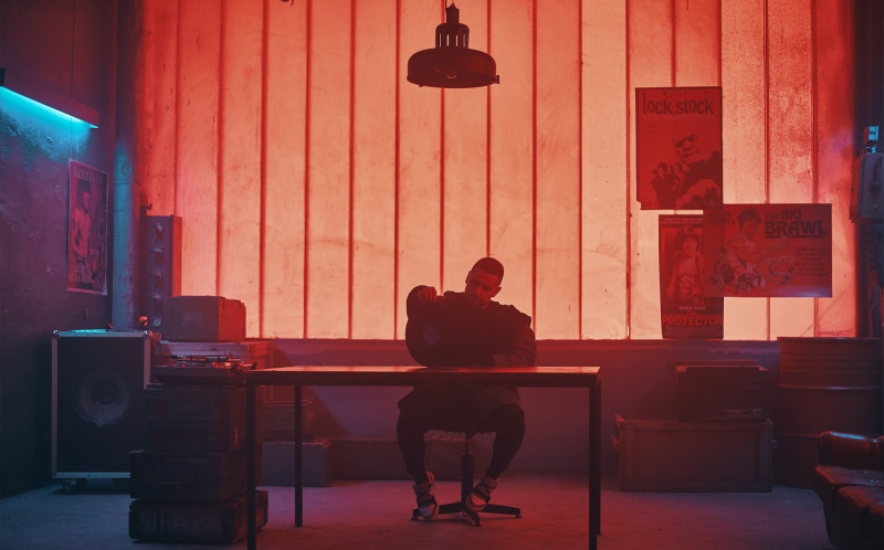 "Данина музиці та естетиці": MONATIK показав вражаючі фото зі зйомок нового кліпу