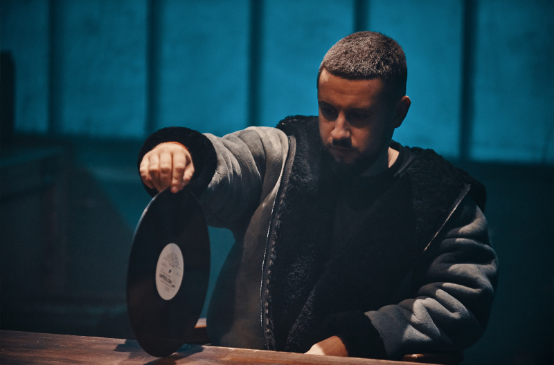 "Данина музиці та естетиці": MONATIK показав вражаючі фото зі зйомок нового кліпу