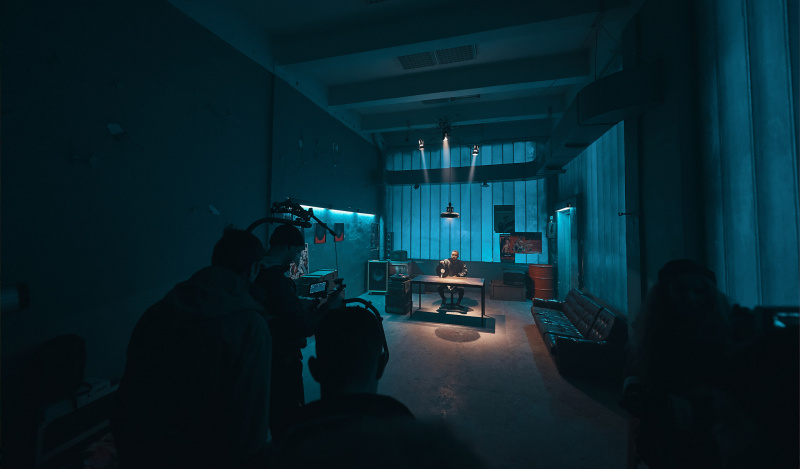 "Данина музиці та естетиці": MONATIK показав вражаючі фото зі зйомок нового кліпу