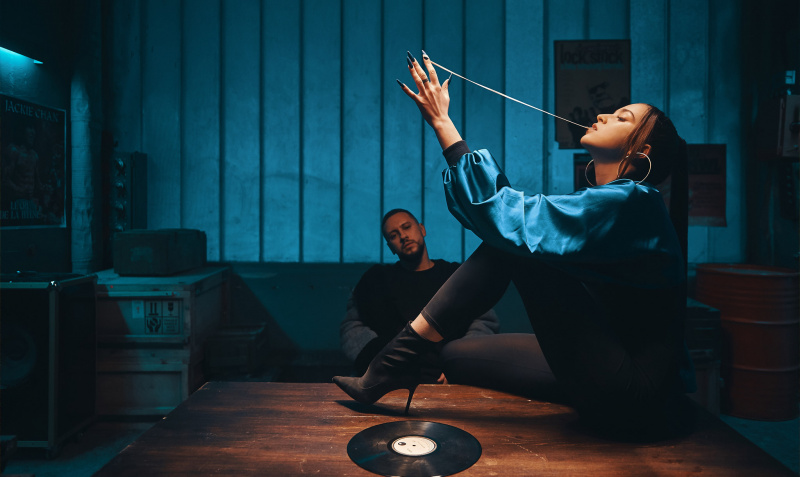 "Данина музиці та естетиці": MONATIK показав вражаючі фото зі зйомок нового кліпу