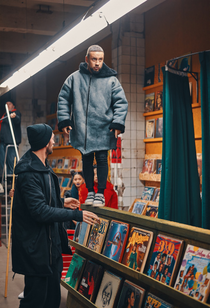 "Данина музиці та естетиці": MONATIK показав вражаючі фото зі зйомок нового кліпу