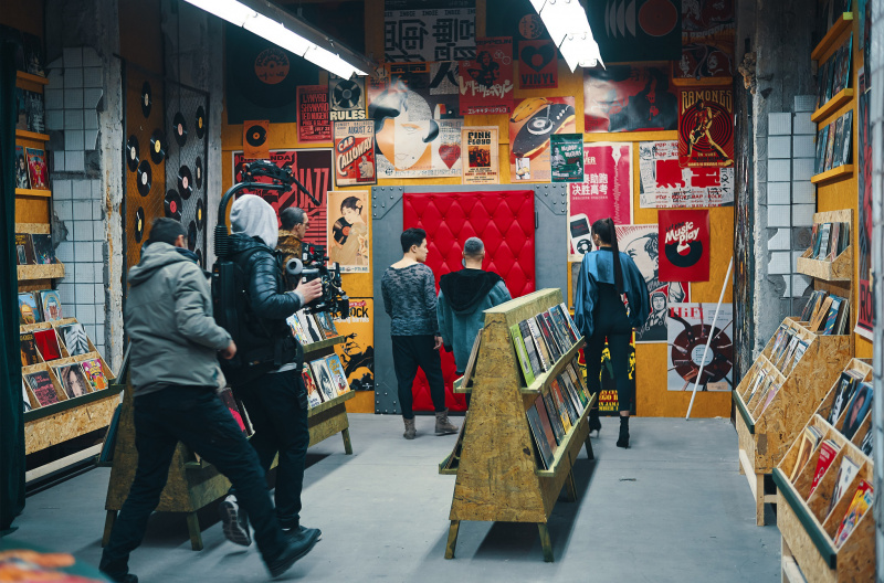 "Данина музиці та естетиці": MONATIK показав вражаючі фото зі зйомок нового кліпу