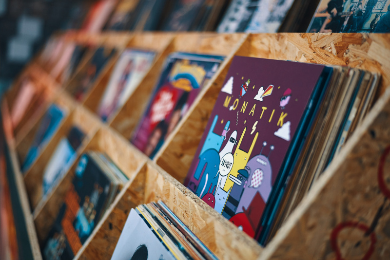 "Данина музиці та естетиці": MONATIK показав вражаючі фото зі зйомок нового кліпу