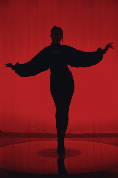 "Данина музиці та естетиці": MONATIK показав вражаючі фото зі зйомок нового кліпу