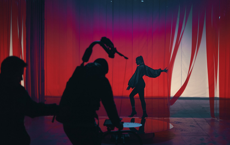 "Данина музиці та естетиці": MONATIK показав вражаючі фото зі зйомок нового кліпу