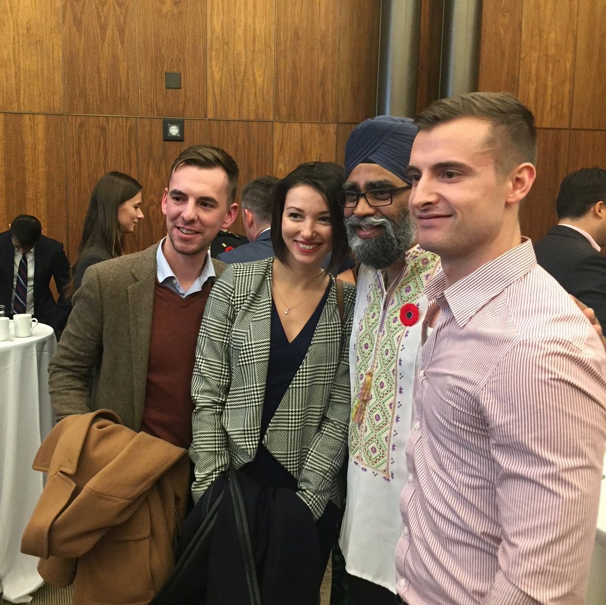 &quot;Слава Україні!&quot;: Міністр оборони Канади в вишиванці вразив соцмережі