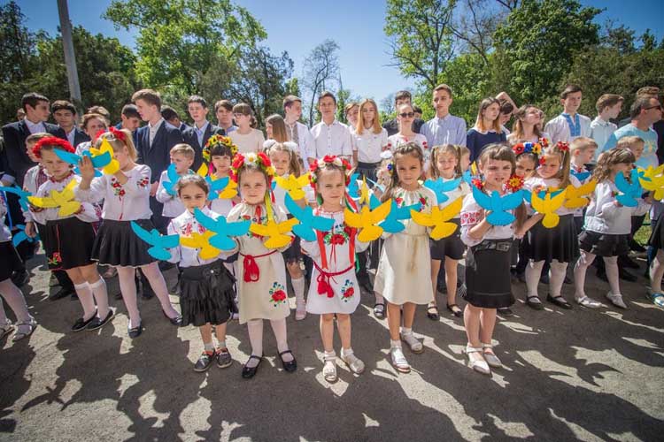 "Не зміг вийти з цієї війни": у школі Дніпра встановили меморіальну дошку герою АТО (ФОТО)