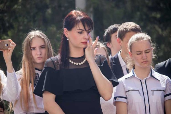 "Не зміг вийти з цієї війни": у школі Дніпра встановили меморіальну дошку герою АТО (ФОТО)