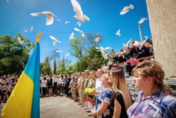 "Не зміг вийти з цієї війни": у школі Дніпра встановили меморіальну дошку герою АТО (ФОТО)