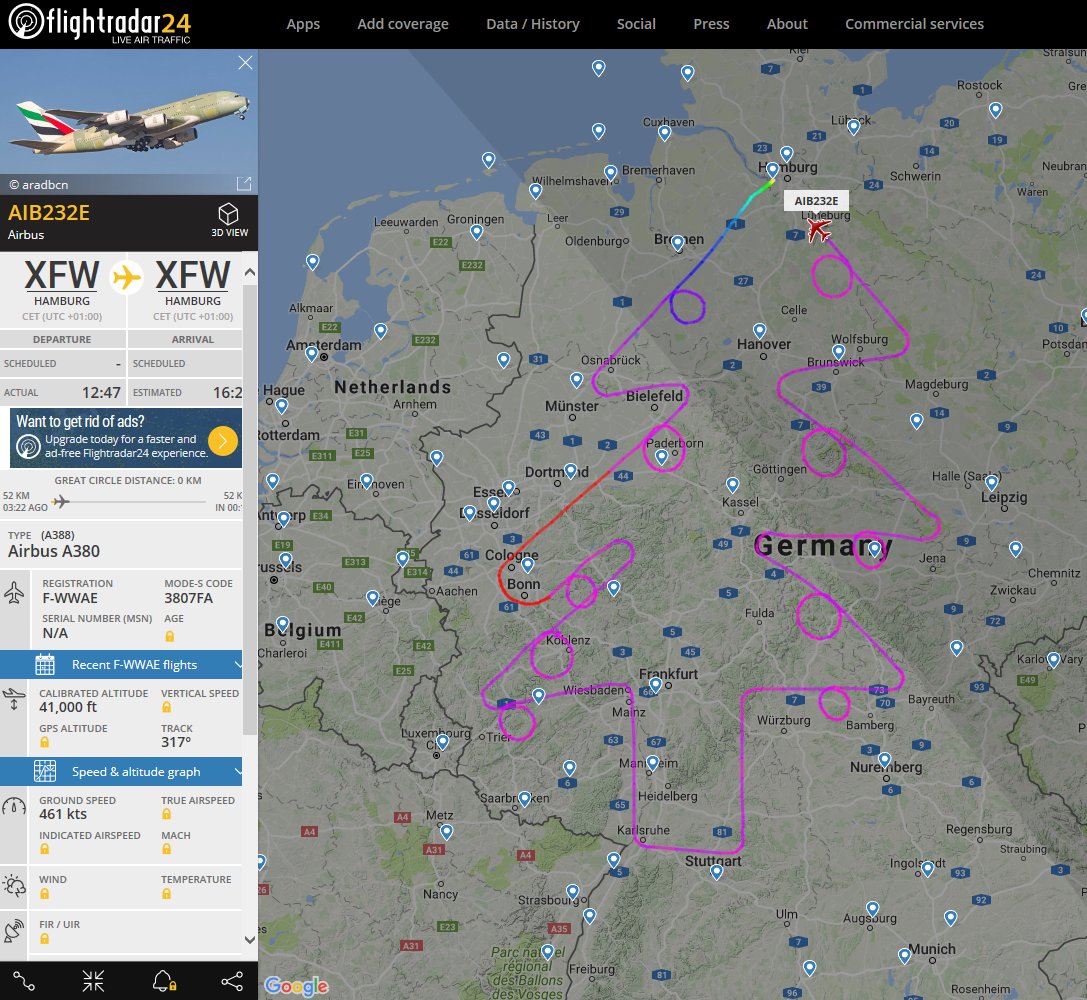 Airbus нарисовал елку в небе над Германией