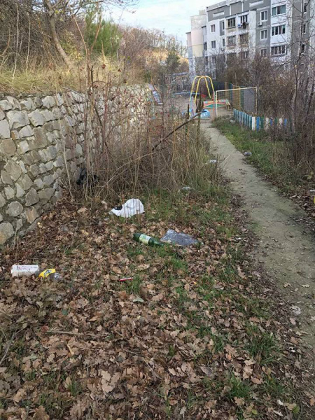 &quot;Убогое состояние&quot;: в сети показали фото разрушенной детской площадки в Ялте