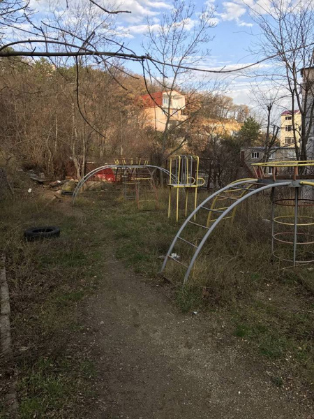 &quot;Убогое состояние&quot;: в сети показали фото разрушенной детской площадки в Ялте