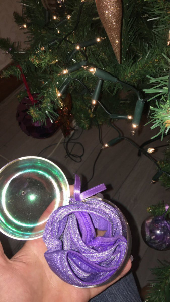 Пенсионерка случайно нарядила новогоднюю елку женскими стрингами (видео)