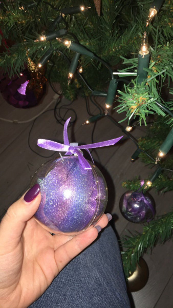 Пенсионерка случайно нарядила новогоднюю елку женскими стрингами (видео)