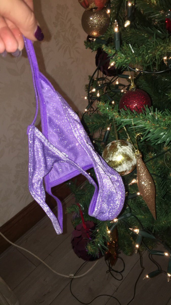 Пенсионерка случайно нарядила новогоднюю елку женскими стрингами (видео)