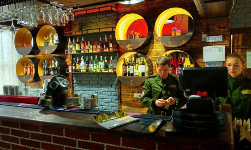 "Чебурашка в камуфляже": в Донецке открыли "наливайку" с провокационным названием