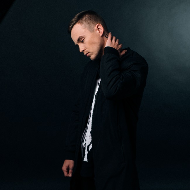 Музикант Артем Пивоварів