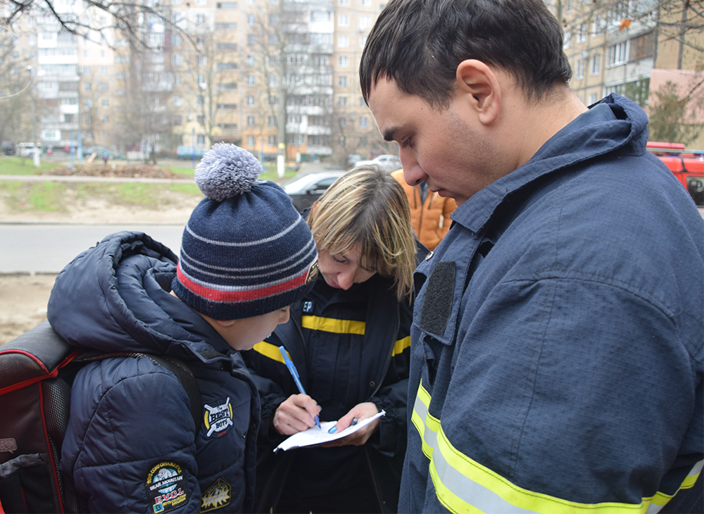 У Миколаєві школяр впав у відкритий люк: фото та відео