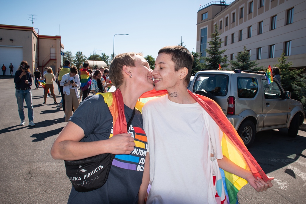 ЛГБТ-військові і райдужні прапори: як пройшов перший в Україні АвтоПрайд