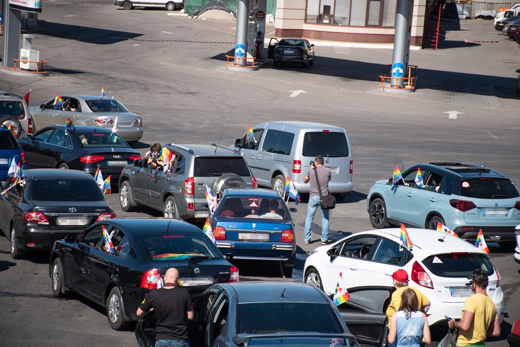 ЛГБТ-военные и радужные флаги: как прошел первый в Украине АвтоПрайд