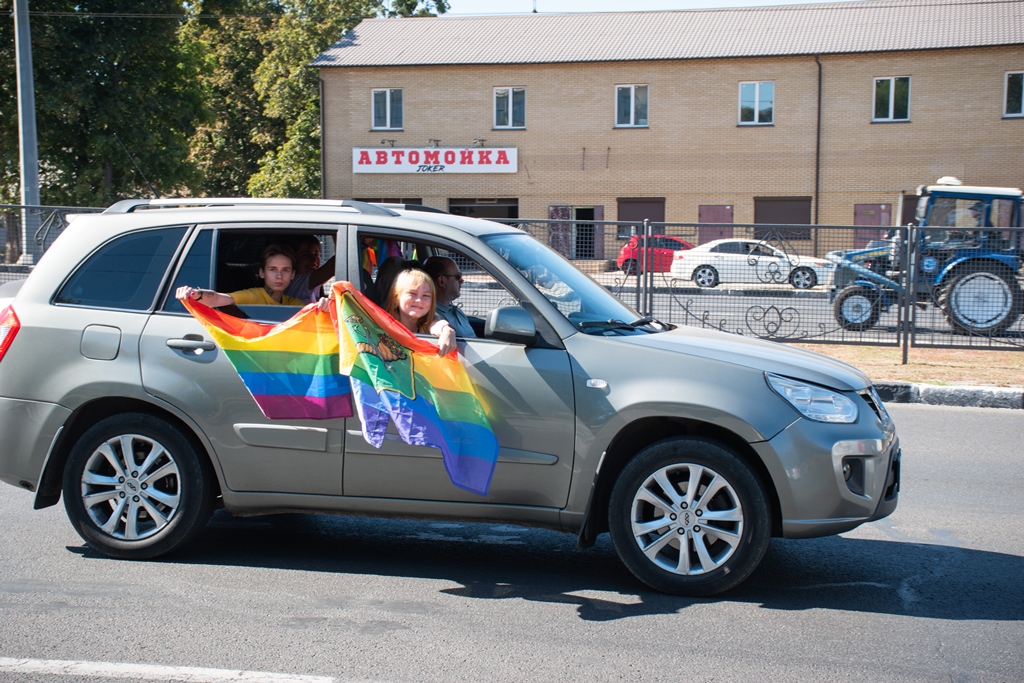 ЛГБТ-военные и радужные флаги: как прошел первый в Украине АвтоПрайд