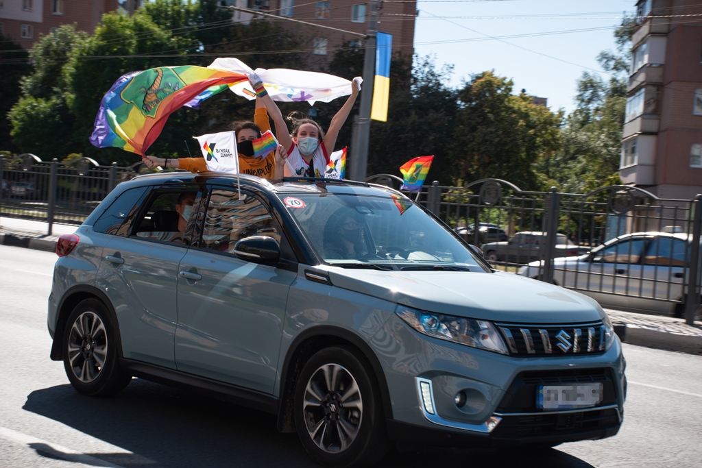 ЛГБТ-військові і райдужні прапори: як пройшов перший в Україні АвтоПрайд