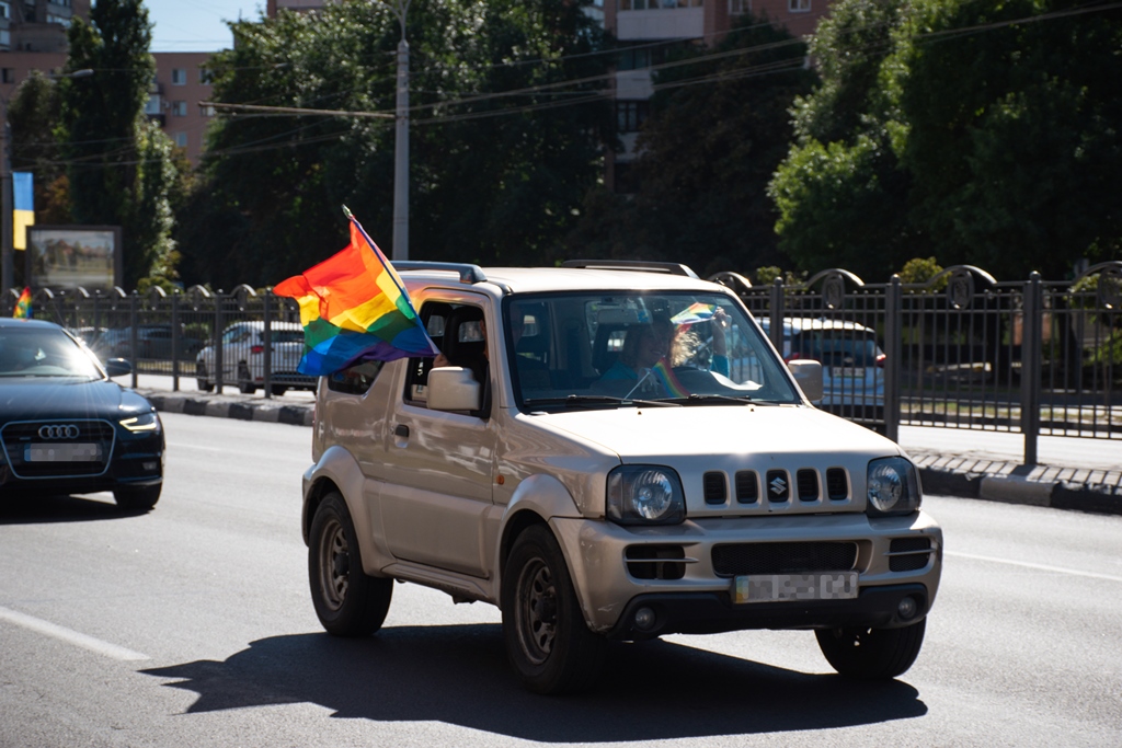 ЛГБТ-військові і райдужні прапори: як пройшов перший в Україні АвтоПрайд