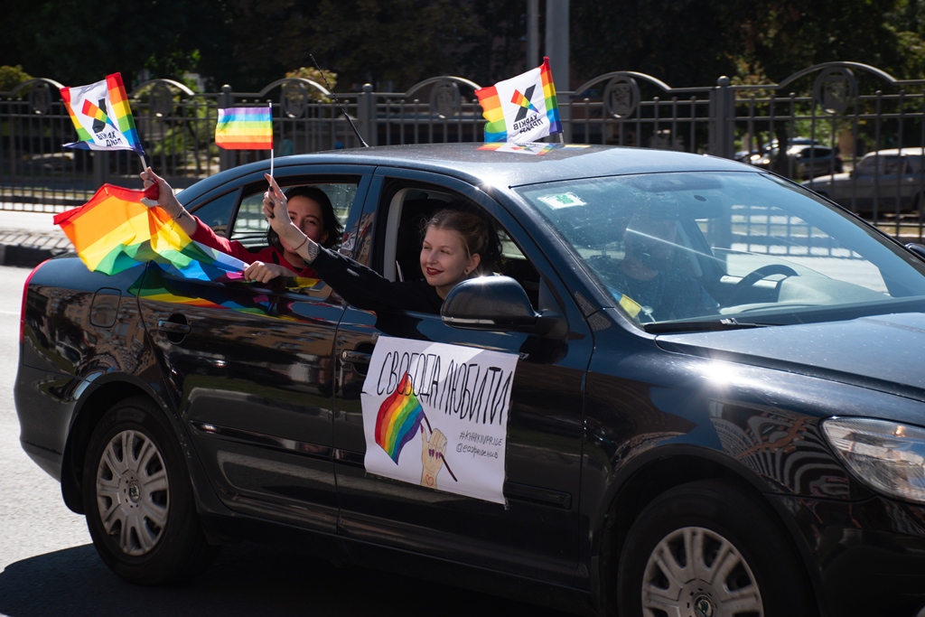 ЛГБТ-військові і райдужні прапори: як пройшов перший в Україні АвтоПрайд