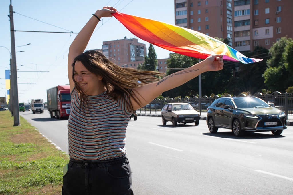 ЛГБТ-военные и радужные флаги: как прошел первый в Украине АвтоПрайд