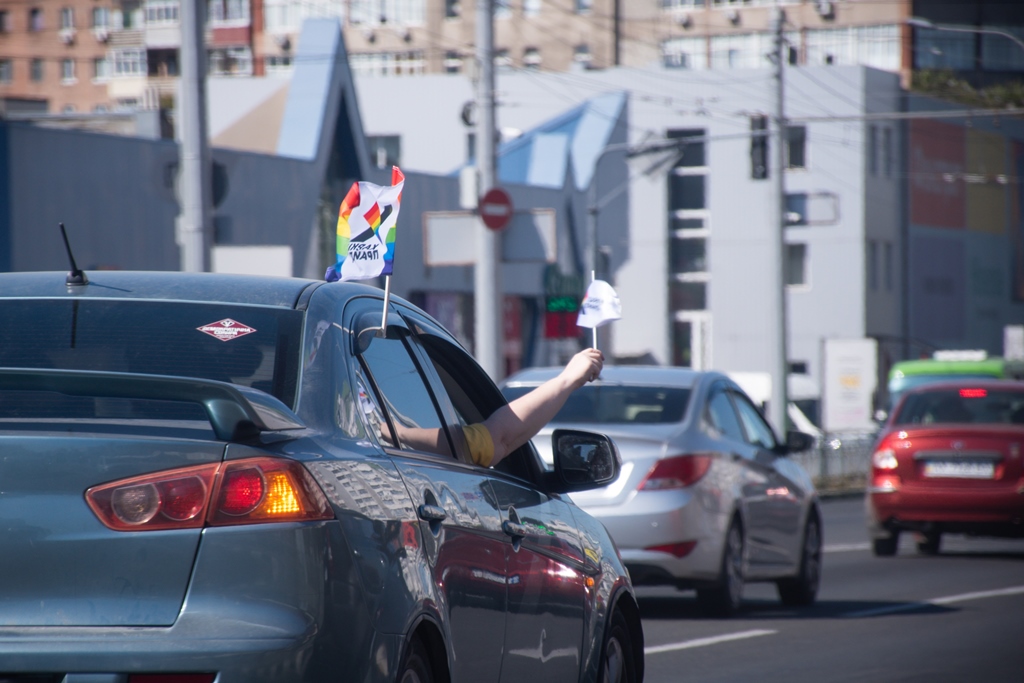 ЛГБТ-военные и радужные флаги: как прошел первый в Украине АвтоПрайд
