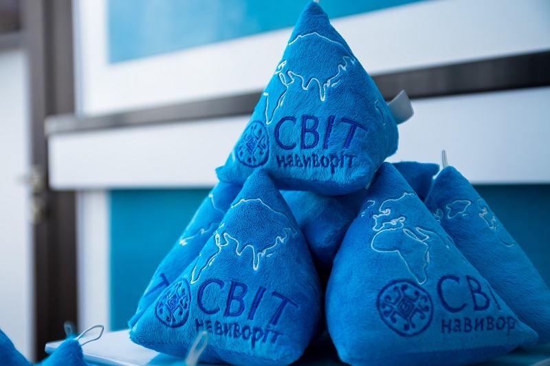 Дмитрий Комаров и Андре Тан создали спасающий жизни треугольный глобус