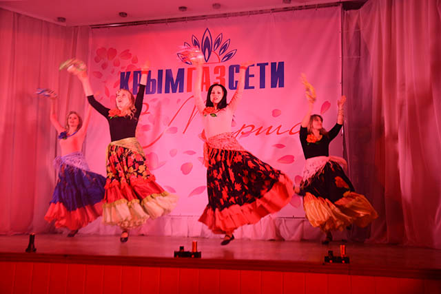 Пулемет, танцы по-американски и казаки: в Крыму прошел странный конкурс красоты (фото)