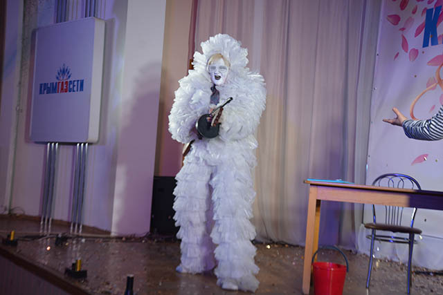 Пулемет, танцы по-американски и казаки: в Крыму прошел странный конкурс красоты (фото)