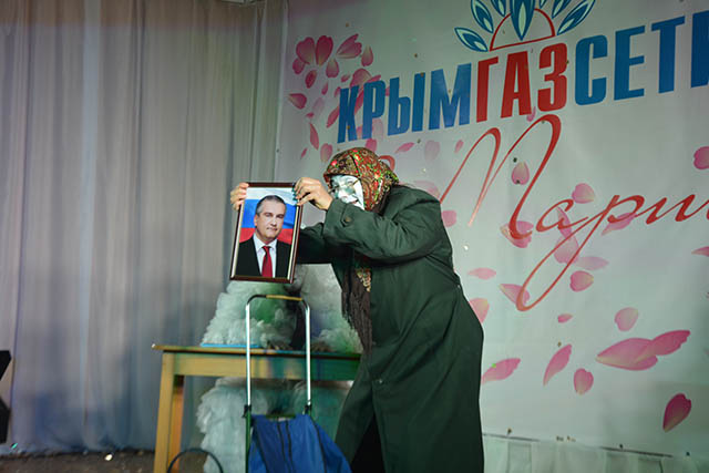 Пулемет, танцы по-американски и казаки: в Крыму прошел странный конкурс красоты (фото)