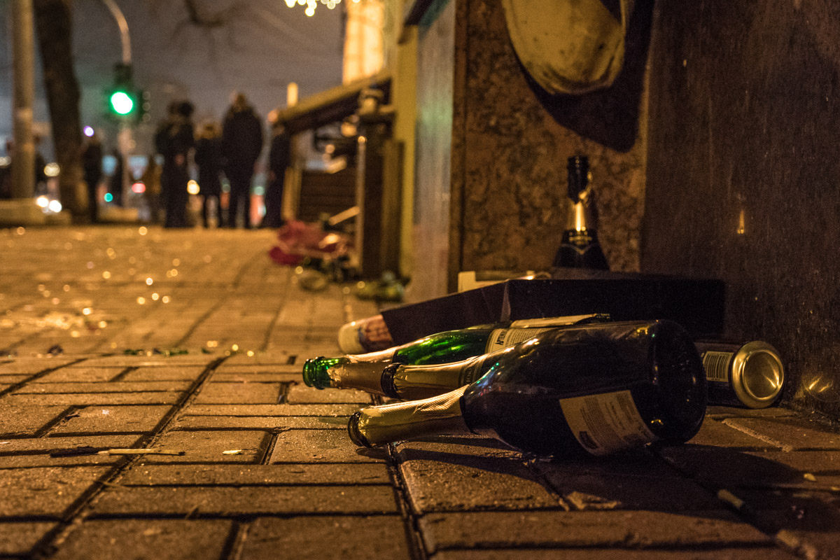 После новогодней ночи Софийскую площадь превратили в гору мусора (фото)