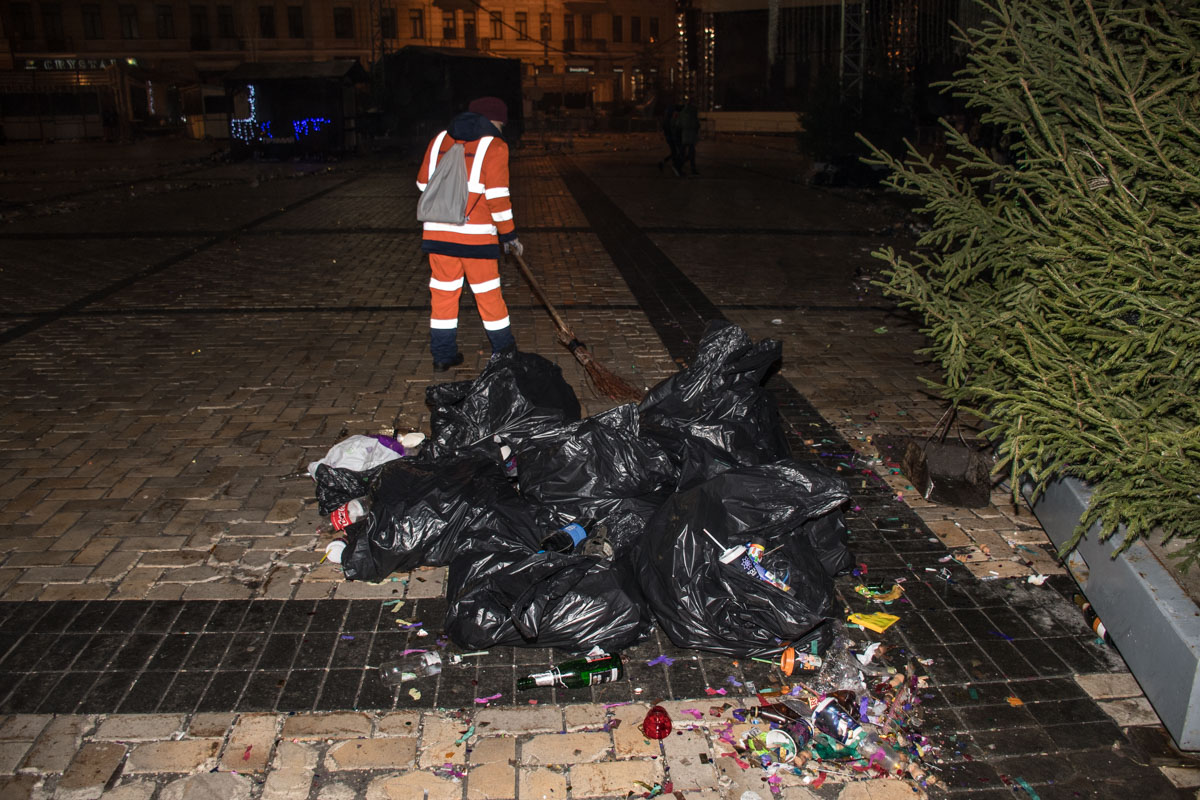 После новогодней ночи Софийскую площадь превратили в гору мусора (фото)