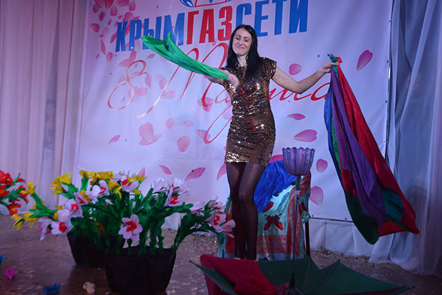 Пулемет, танцы по-американски и казаки: в Крыму прошел странный конкурс красоты (фото)