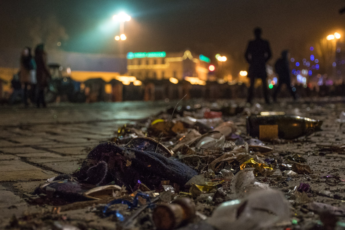 После новогодней ночи Софийскую площадь превратили в гору мусора (фото)