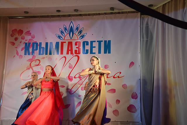 Пулемет, танцы по-американски и казаки: в Крыму прошел странный конкурс красоты (фото)