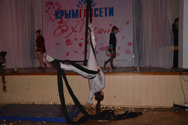 Пулемет, танцы по-американски и казаки: в Крыму прошел странный конкурс красоты (фото)