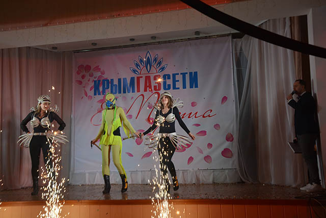 Пулемет, танцы по-американски и казаки: в Крыму прошел странный конкурс красоты (фото)